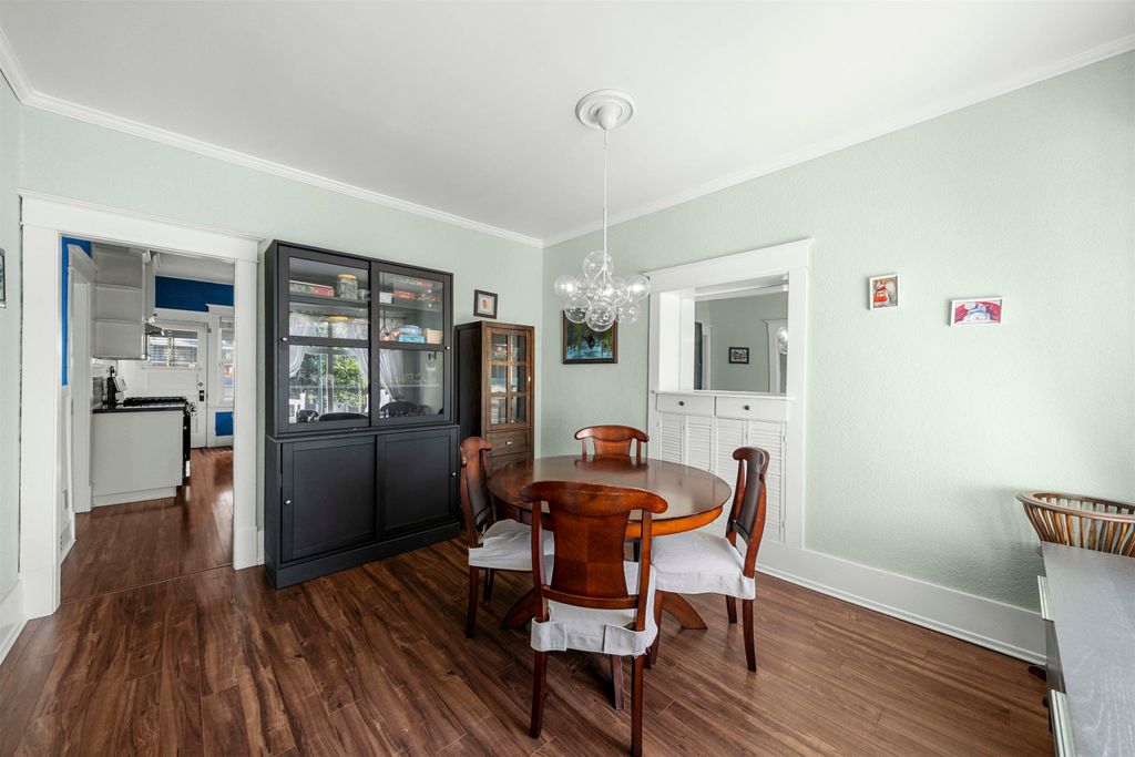 listing image 1101228102162780859
