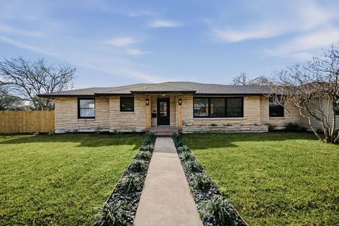 Photo of 301 Pasadena Place, Corpus Christi, TX 78411 (MLS # 471919)