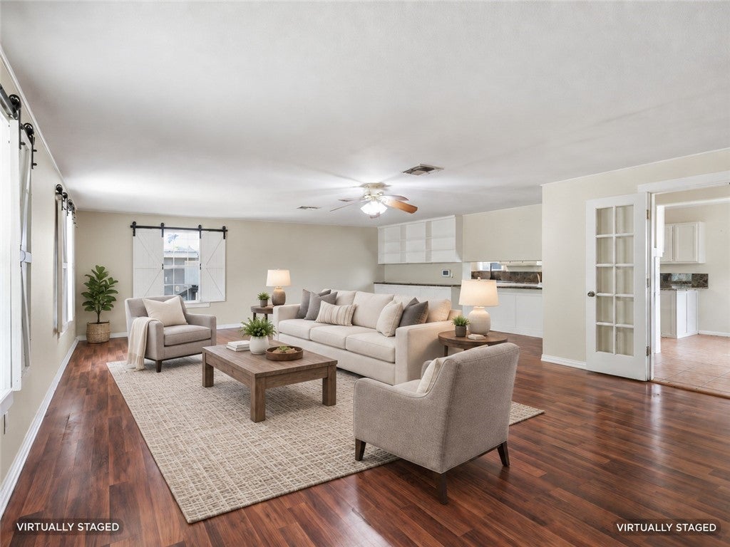 324 E King