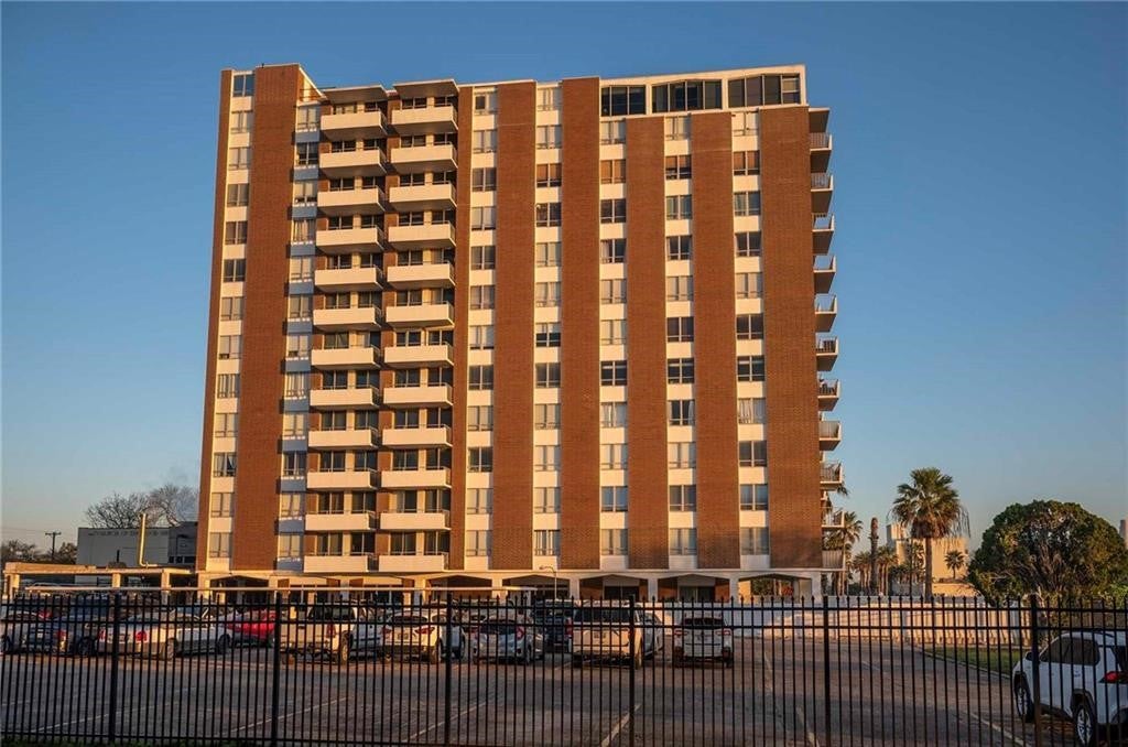 715 S S. Upper Broadway Street S 305