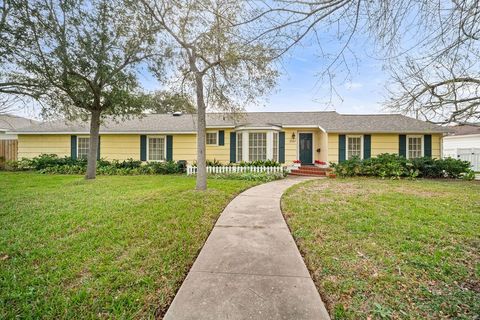 Photo of 3343 San Antonio Street, Corpus Christi, TX 78411 (MLS # 471798)