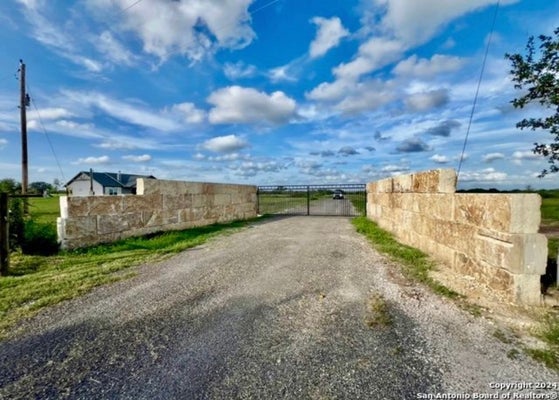 117 PAISANO TRL, BEEVILLE, TX 78102 - Image 68e97d94d8e08a172160c65d2e0fbf2c/358242587