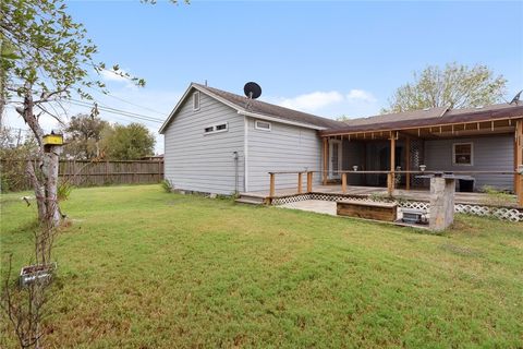 A home in Refugio