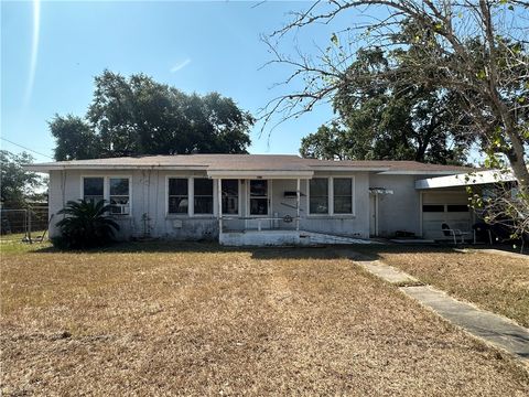 A home in Refugio