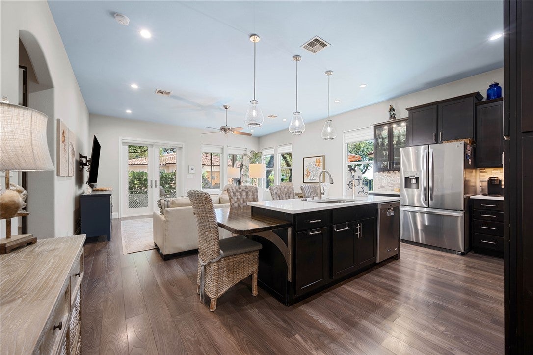 1401 Royal Oaks