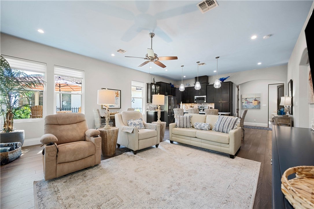 1401 Royal Oaks