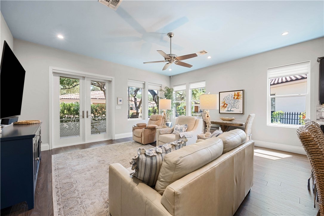 1401 Royal Oaks