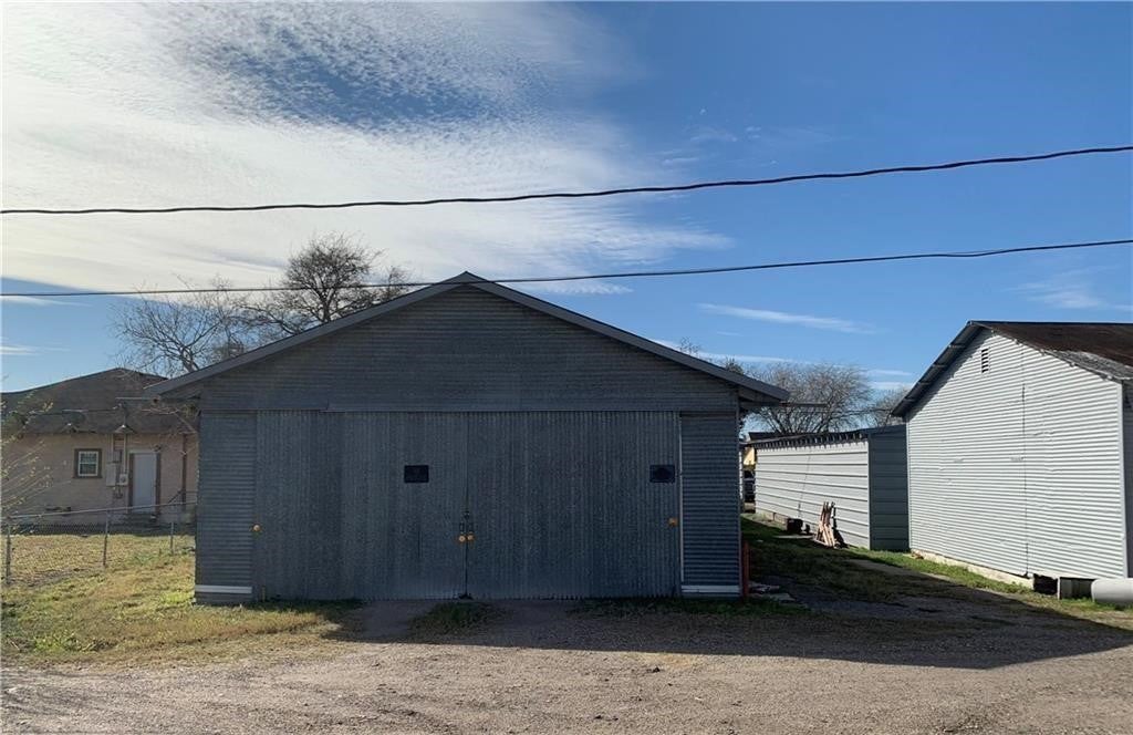 218 E Hoffman Ave