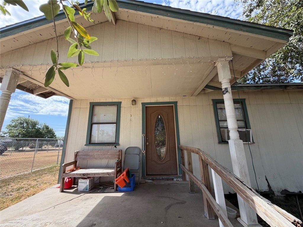 1121 E Avenue A Avenue