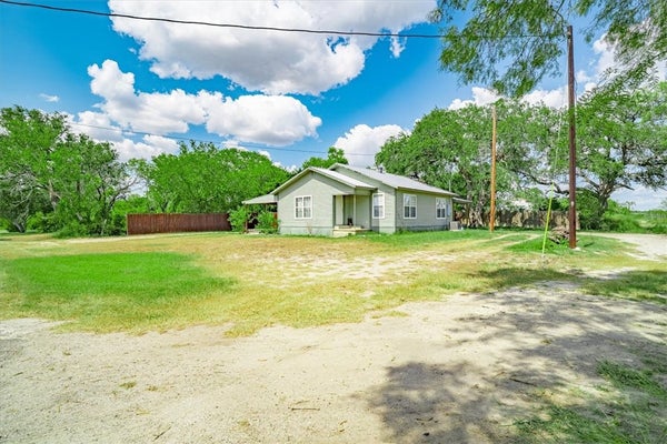 305 MILIAM, PETTUS, TX 78146 - Image d4bfaa20bd8450c5103cc0b7d2e80f60/1065262918