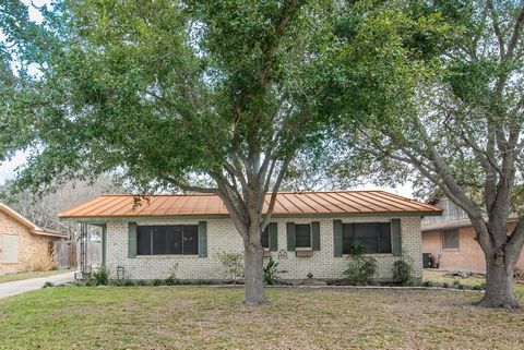 Photo of 830 Crestview Drive, Corpus Christi, TX 78412 (MLS # 471785)