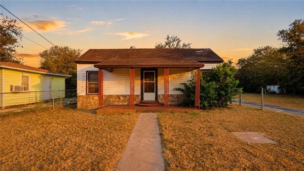 1403 W CROCKETT ST, BEEVILLE, TX 78102 - Image e8f81e00944cd6ad257900a7b4004f30/1106099032