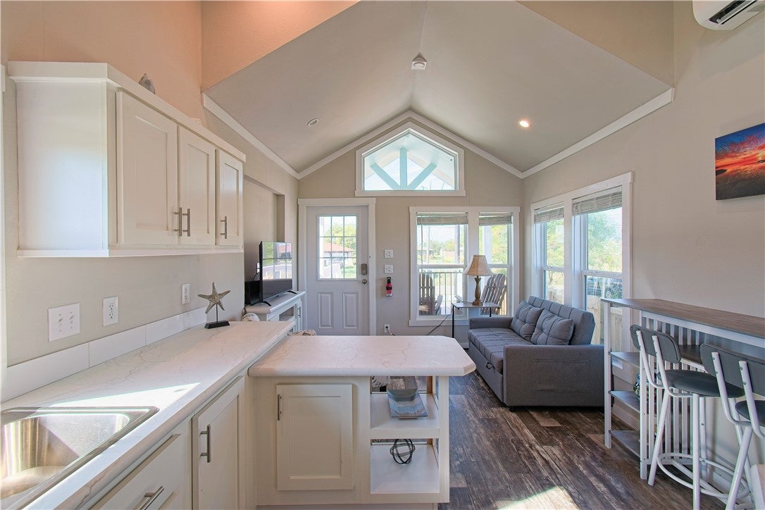 211 W Pompano