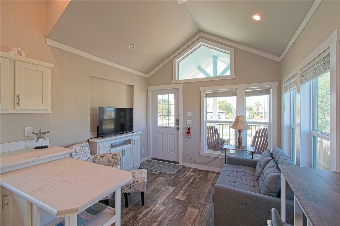 211 W Pompano