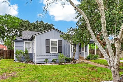 Photo of 622 Sorrell Street, Corpus Christi, TX 78404 (MLS # 478246)
