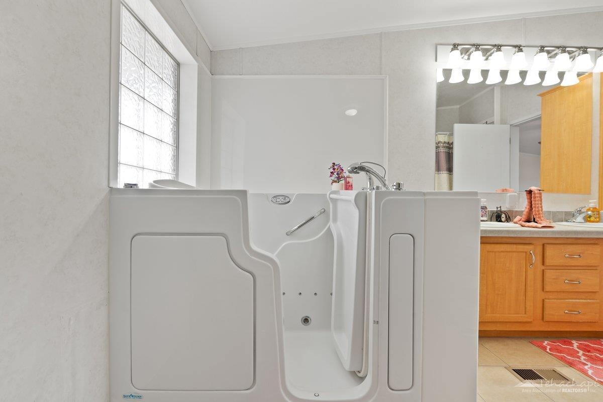 Tehachapi, California 93561, United States, 3 Bedrooms Bedrooms, ,2 BathroomsBathrooms,Residential,Active,230008