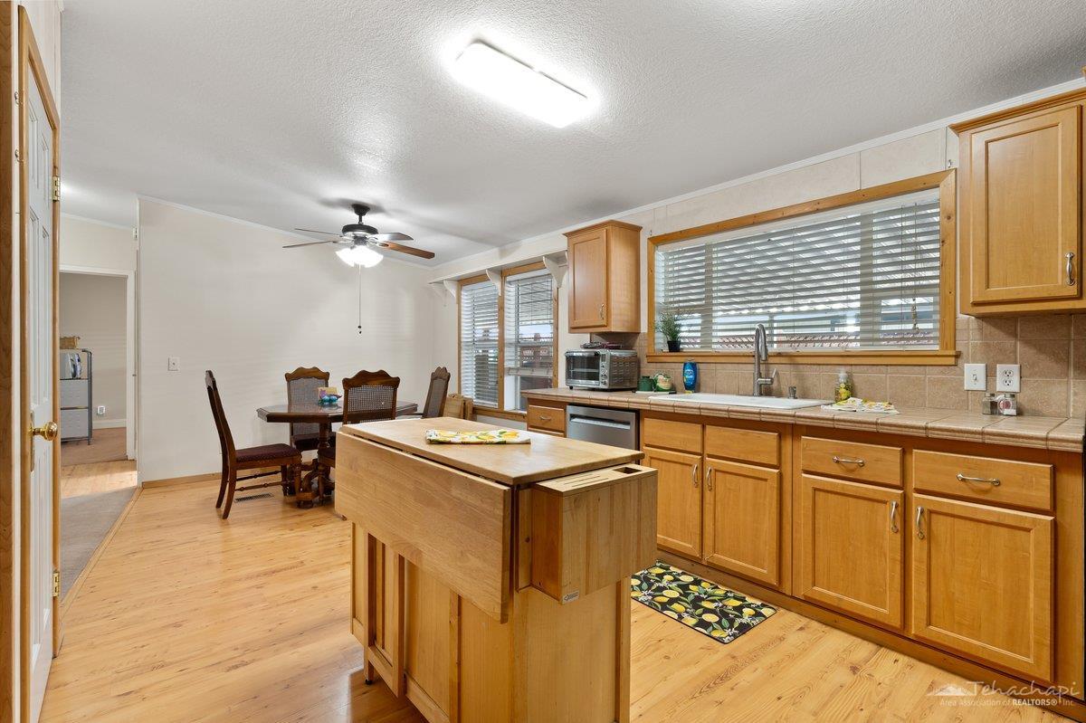 Tehachapi, California 93561, United States, 3 Bedrooms Bedrooms, ,2 BathroomsBathrooms,Residential,Active,230008