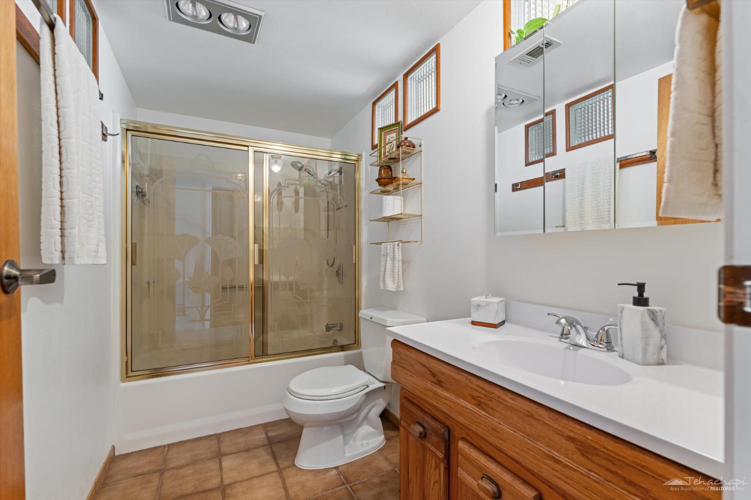 Tehachapi, California 93561, United States, 3 Bedrooms Bedrooms, ,2 BathroomsBathrooms,Residential,Active,242182