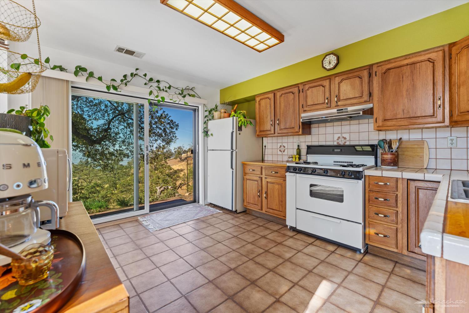 Tehachapi, California 93561, United States, 3 Bedrooms Bedrooms, ,2 BathroomsBathrooms,Residential,Active,242182