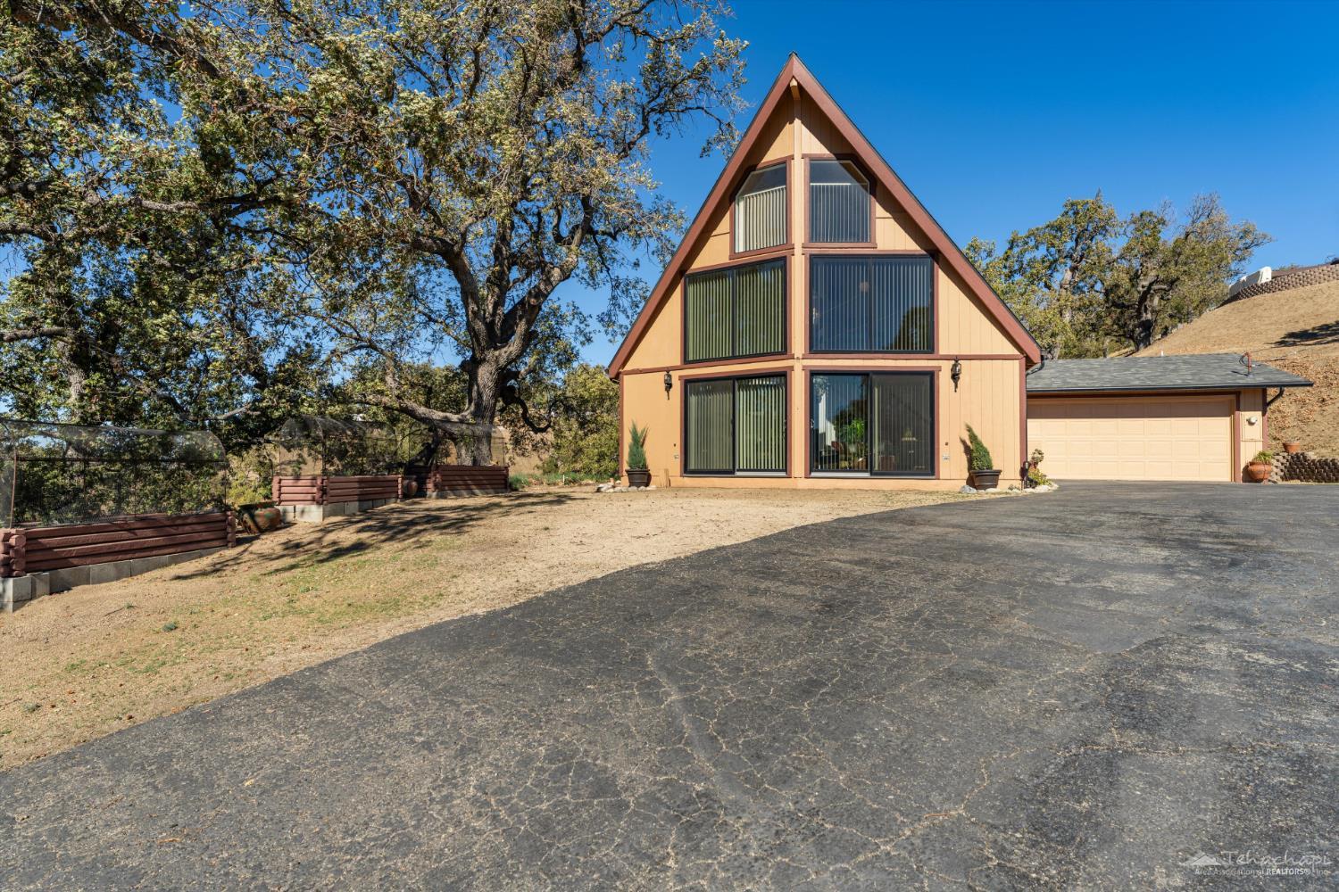 Tehachapi, California 93561, United States, 3 Bedrooms Bedrooms, ,2 BathroomsBathrooms,Residential,Active,242182