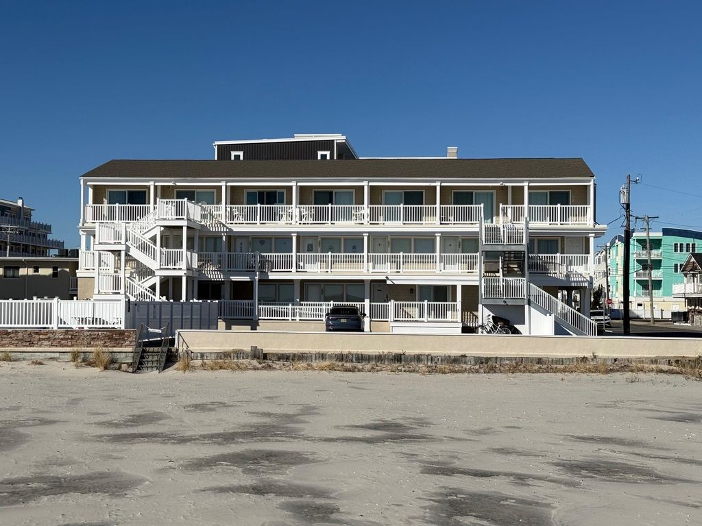 Photo of 422 E Farragut Road #201, Wildwood Crest, NJ 08260 (MLS # 260210)