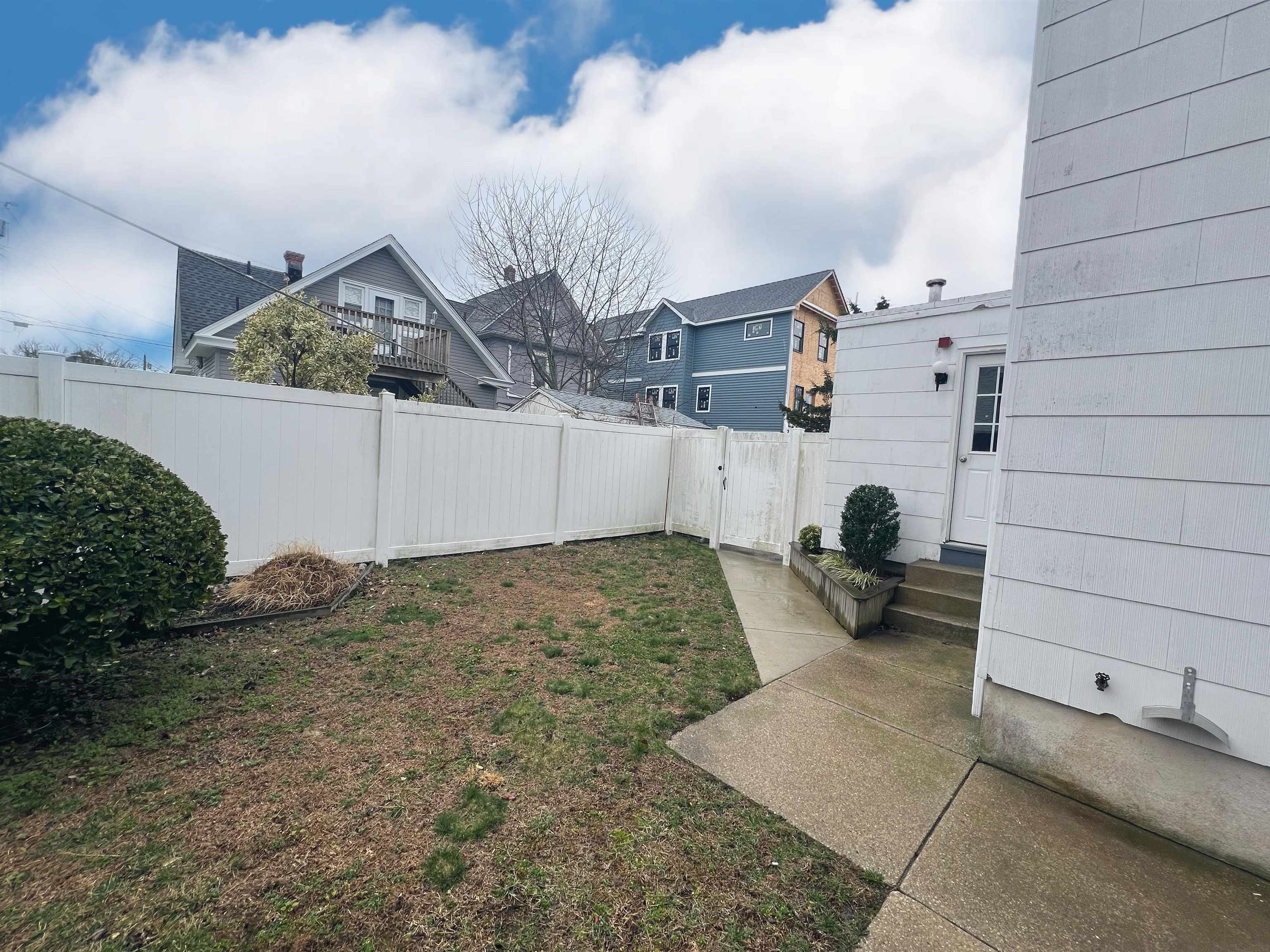 115-117 W Poplar Avenue