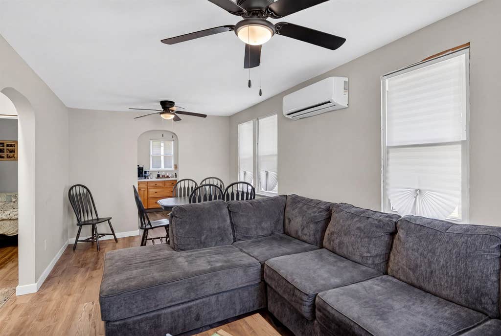 Photo of 411 W Magnolia Avenue, Wildwood, NJ 08260 (MLS # 261616)