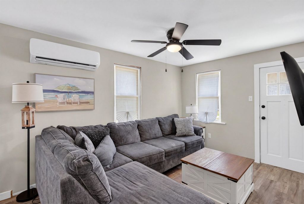 Photo of 411 W Magnolia Avenue, Wildwood, NJ 08260 (MLS # 261616)