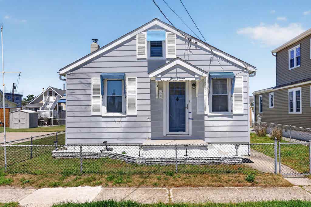 Photo of 411 W Magnolia Avenue, Wildwood, NJ 08260 (MLS # 261616)