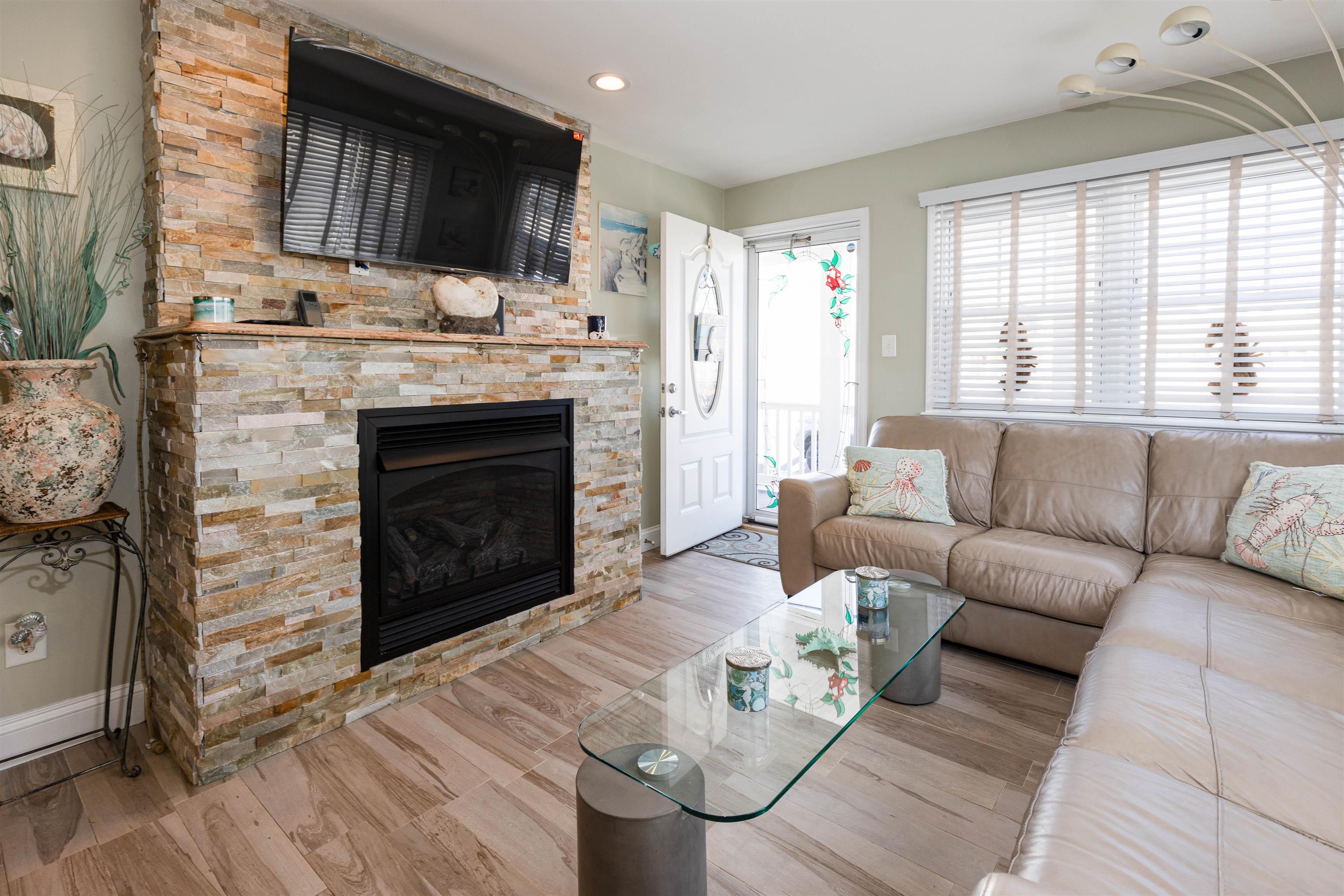 318 E Hollywood Avenue 1