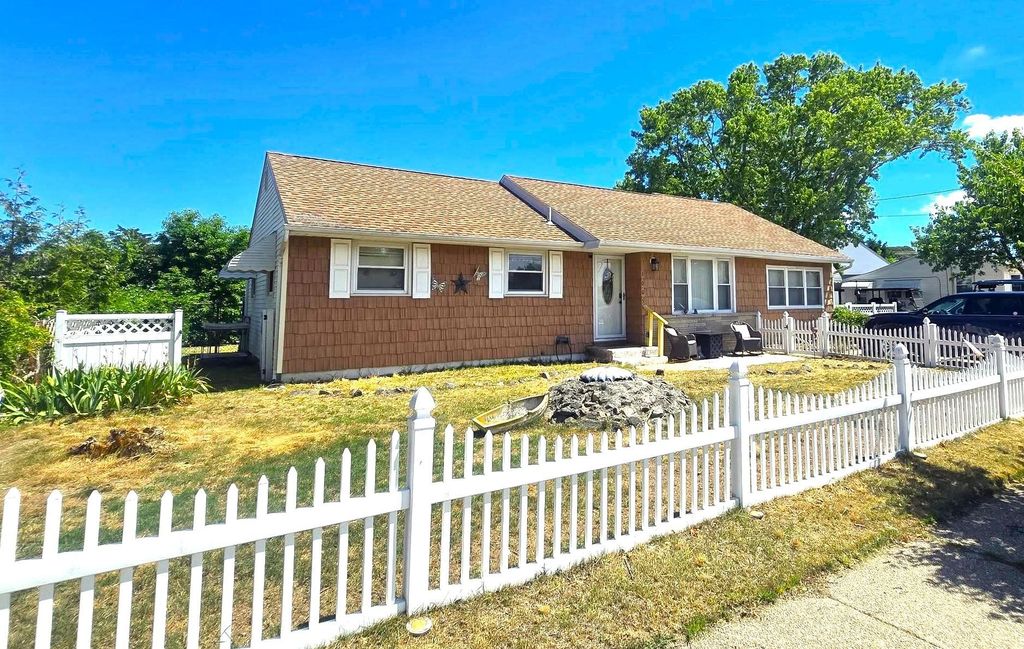 Photo of 1005 Franklin AVE, North Cape May, NJ 08204 (MLS # 261843)