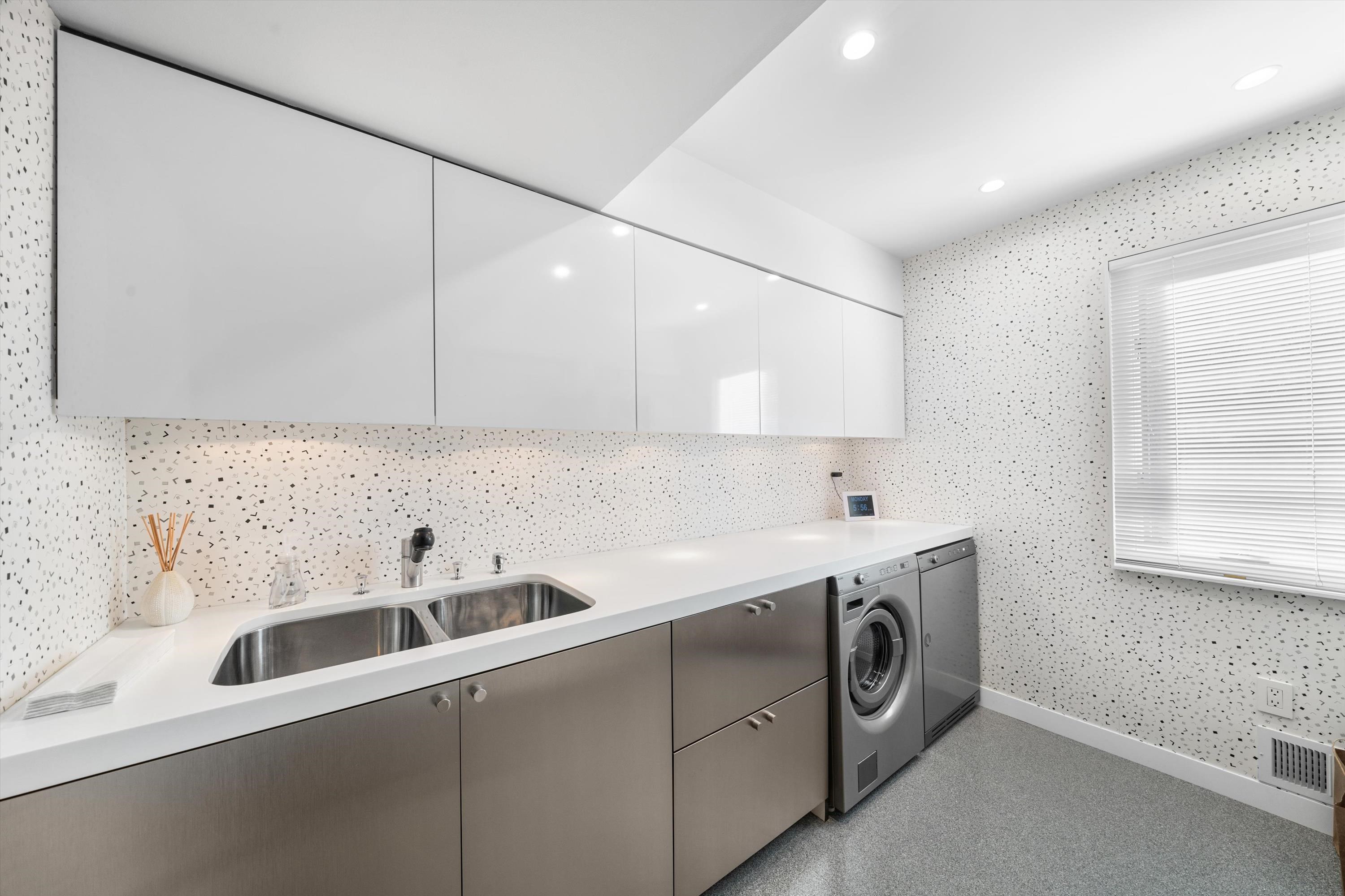 Stone Harbor, New Jersey 08247, United States, 10 Bedrooms Bedrooms, ,5 BathroomsBathrooms,Residential,Active,189913