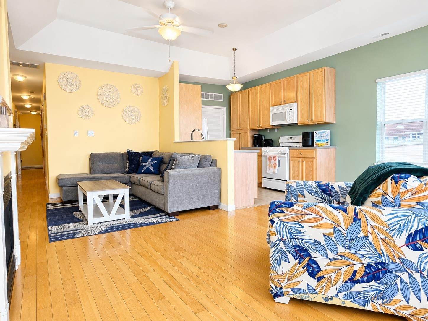 216 E Roberts Avenue 8