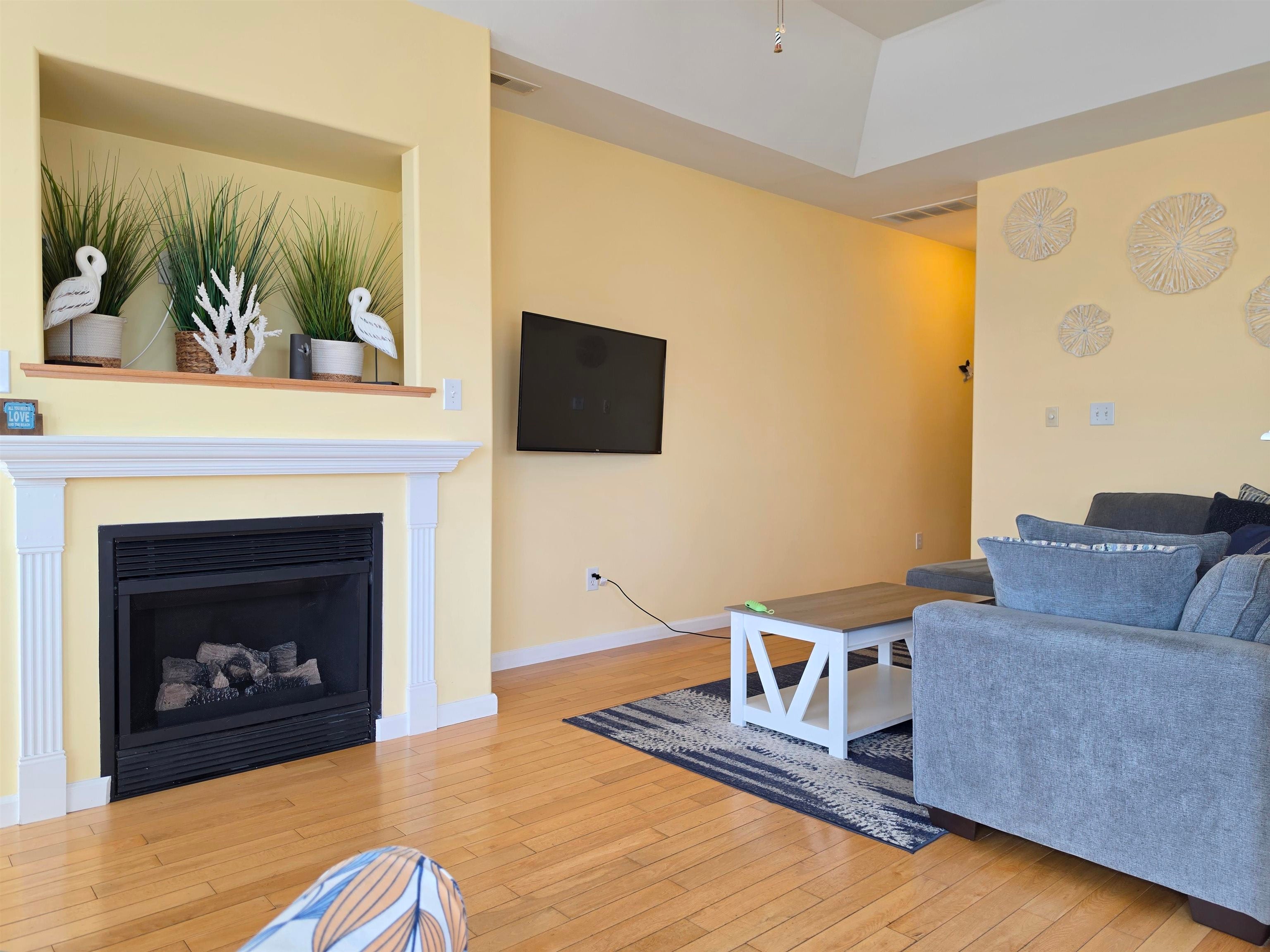 216 E Roberts Avenue 8