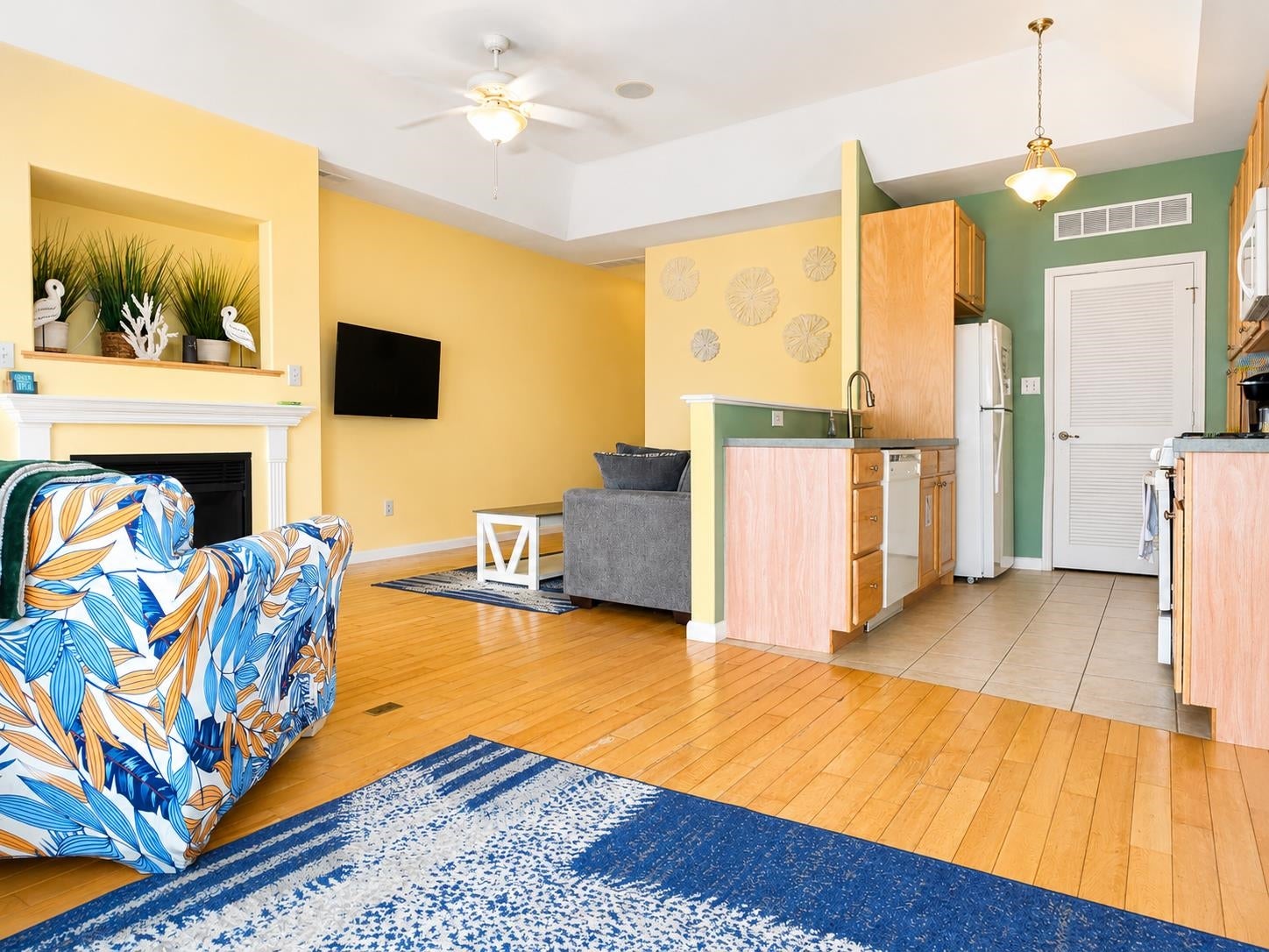 216 E Roberts Avenue 8