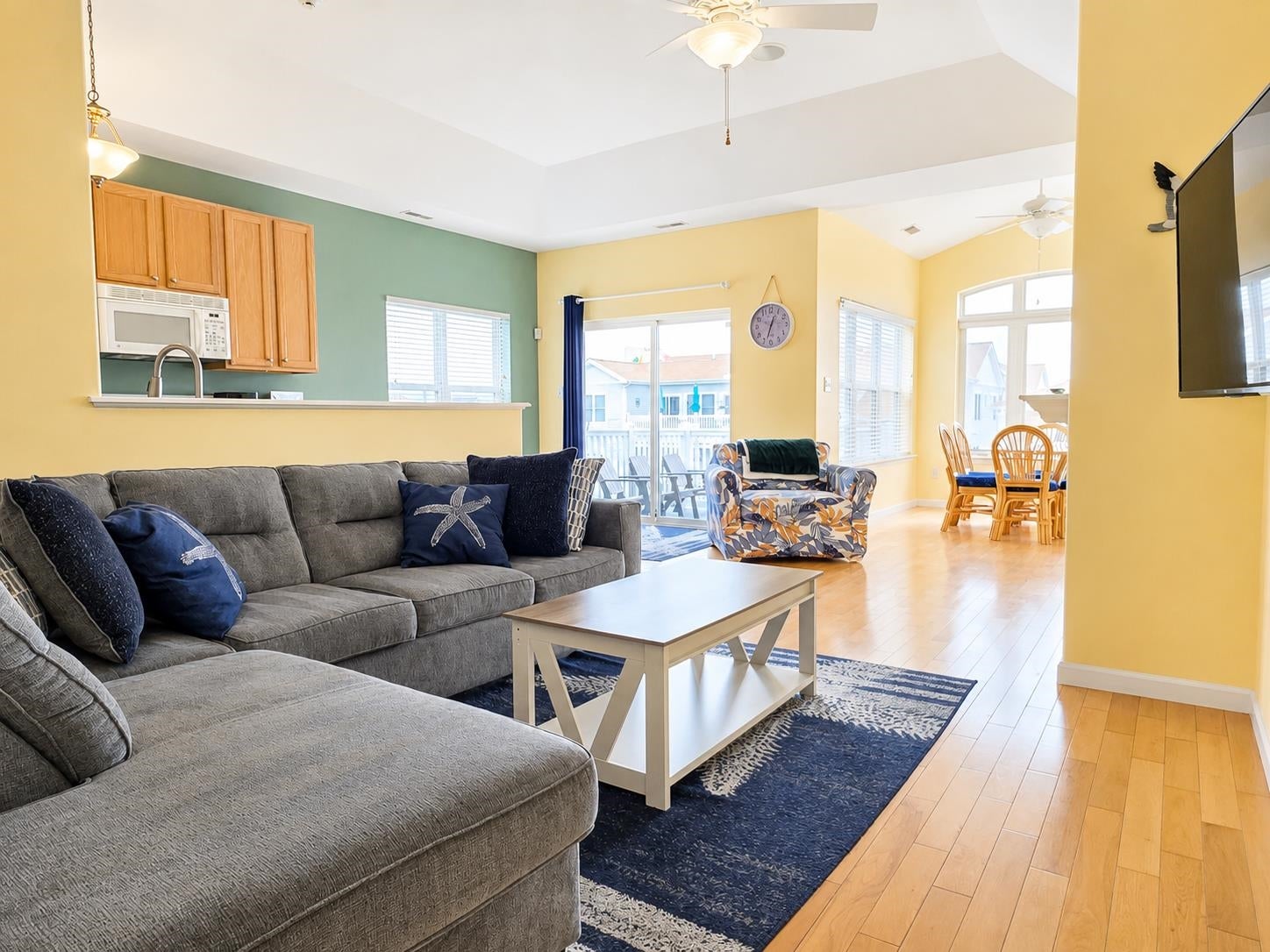 216 E Roberts Avenue 8