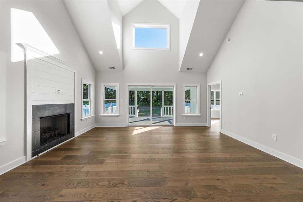 209 W Pacific B East side Avenue B (East)