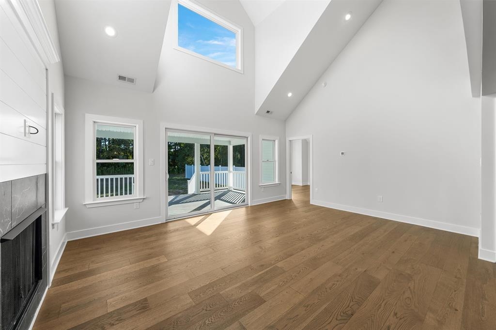 209 W Pacific B East side Avenue B (East)