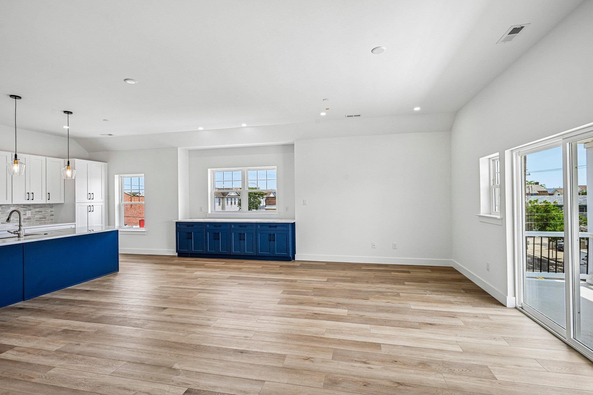 157 E Spicer Avenue 111