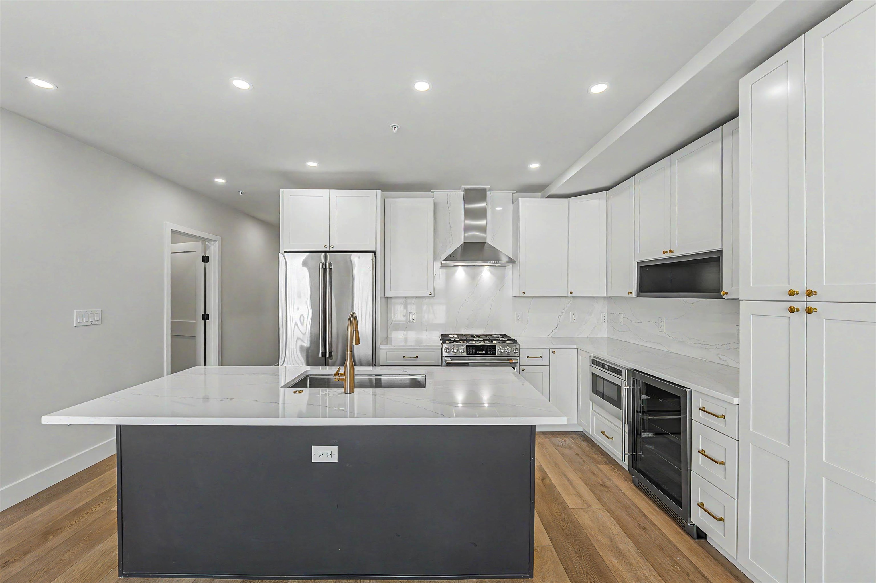 323 E Oak Avenue 103