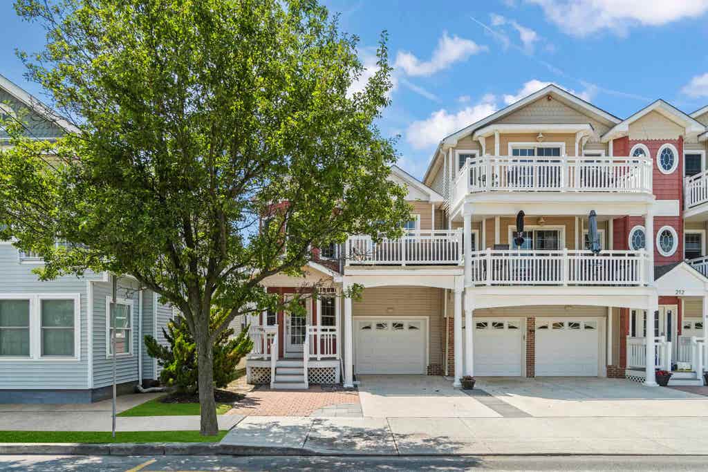 Photo of 212 E Magnolia Avenue, Wildwood, NJ 08260 (MLS # 261984)
