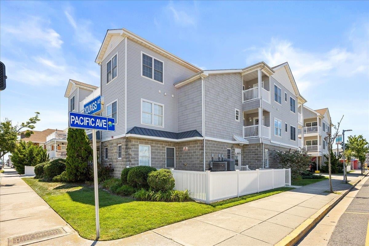 200 E Youngs Avenue 201