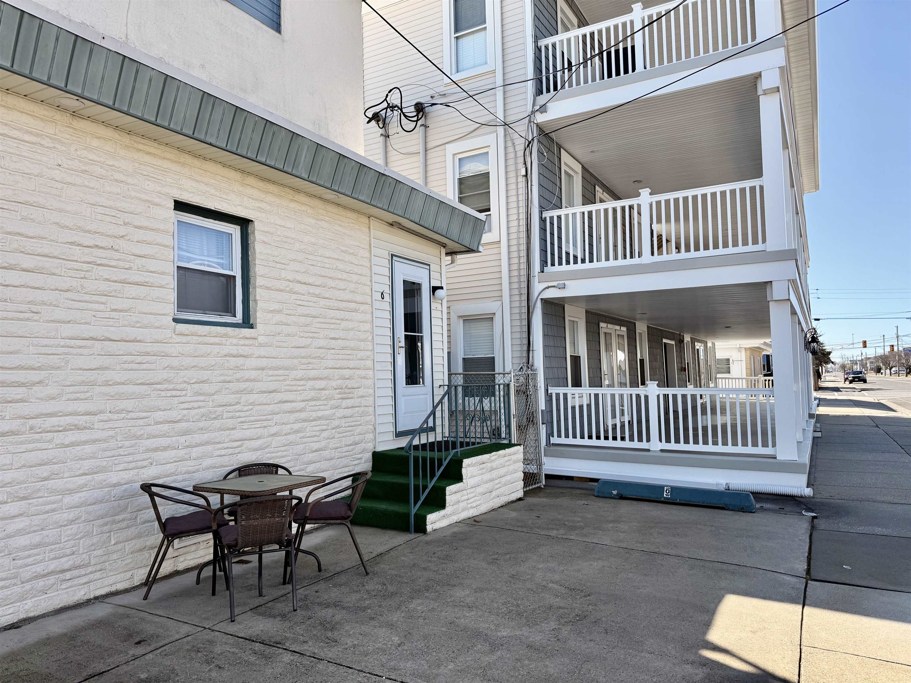 302 E Buttercup Road 6