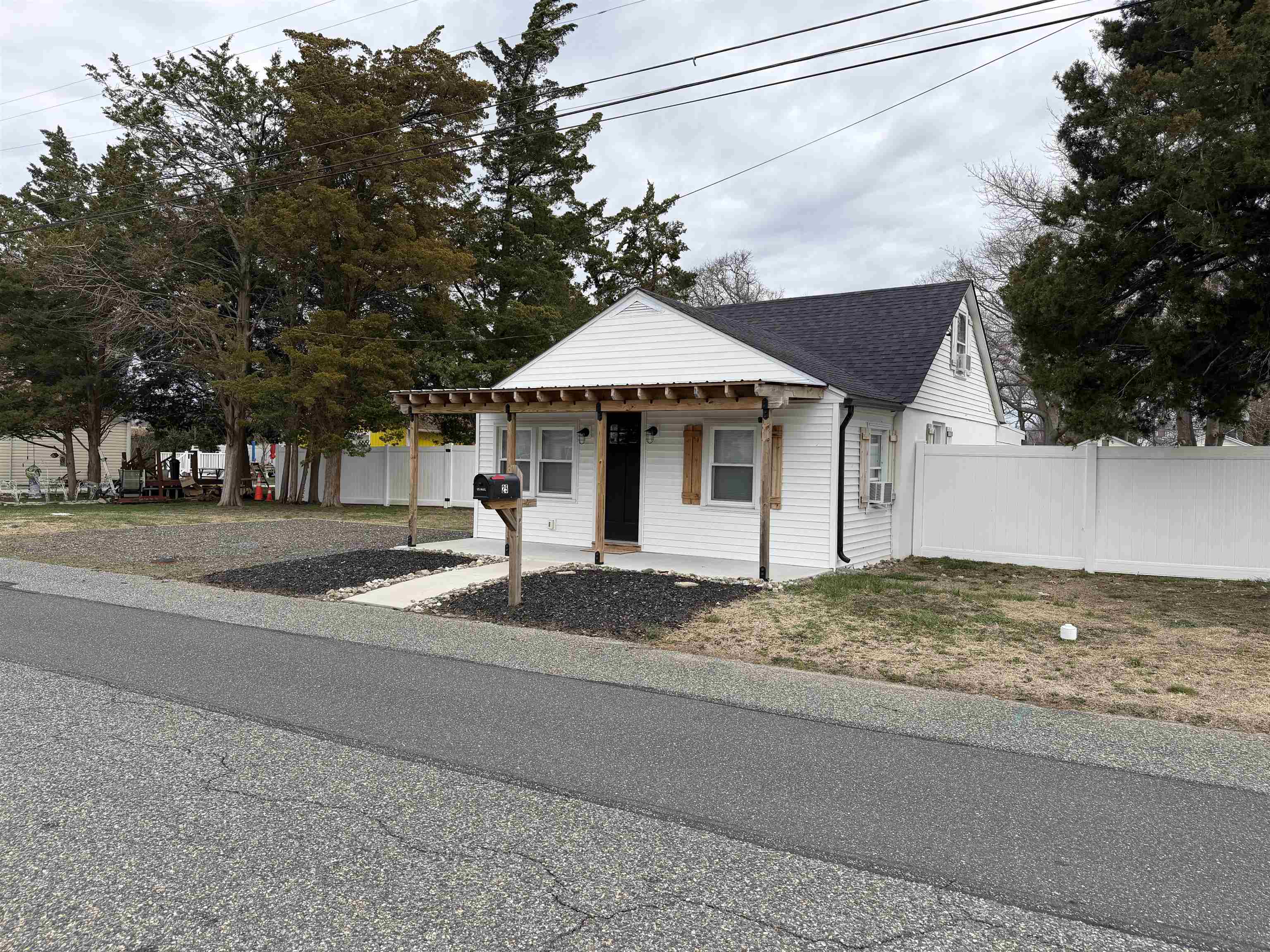 25 Matthews Avenue