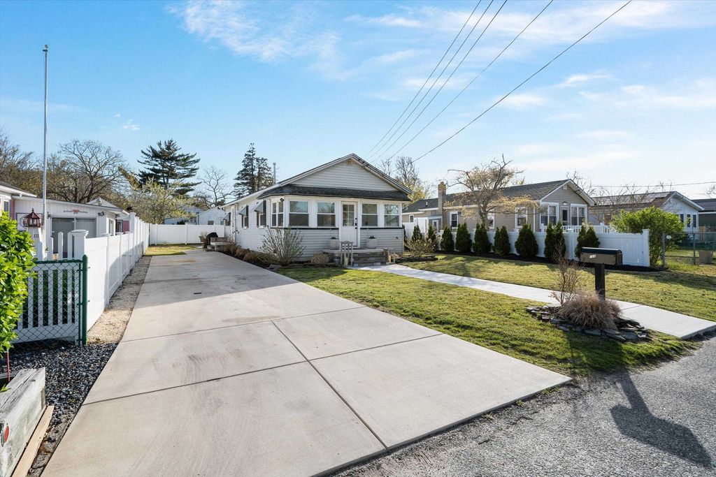 Photo of 124 Vermont Avenue, Villas, NJ 08251 (MLS # 260940)