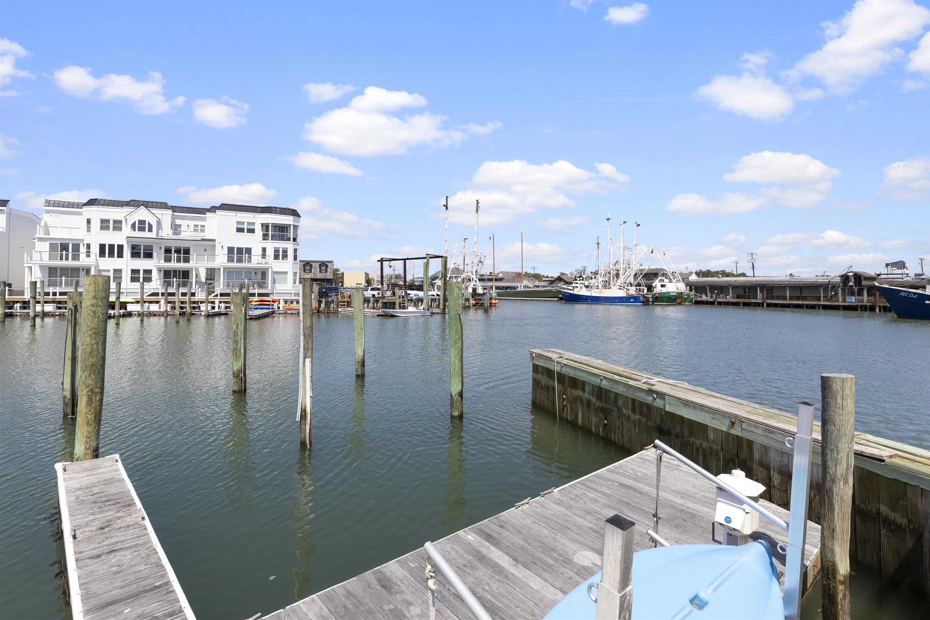 1415 Harbor Lane 301