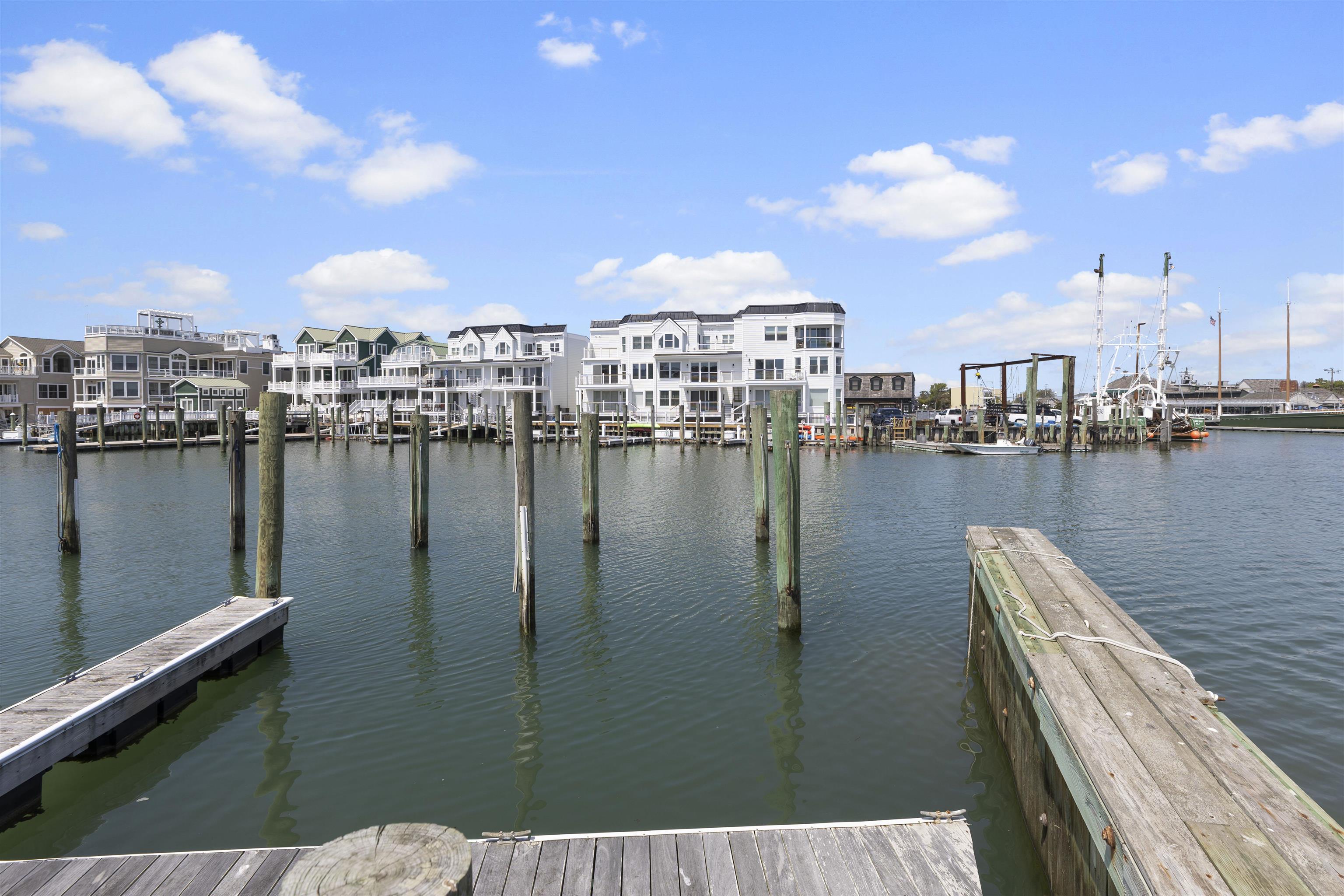 1415 Harbor Lane 301
