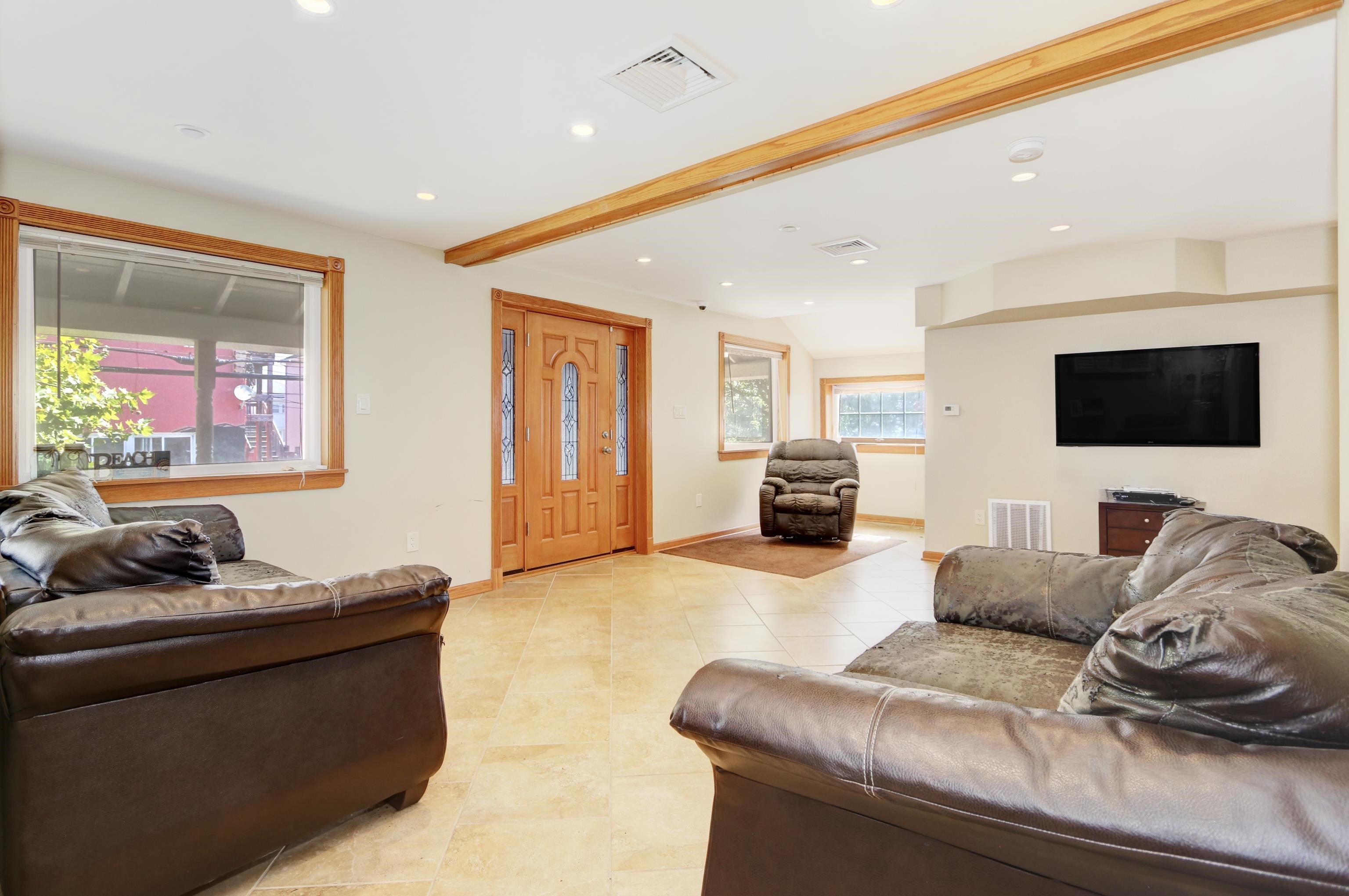 Wildwood, New Jersey 08260, United States, 7 Bedrooms Bedrooms, ,5 BathroomsBathrooms,Residential,Active,216984