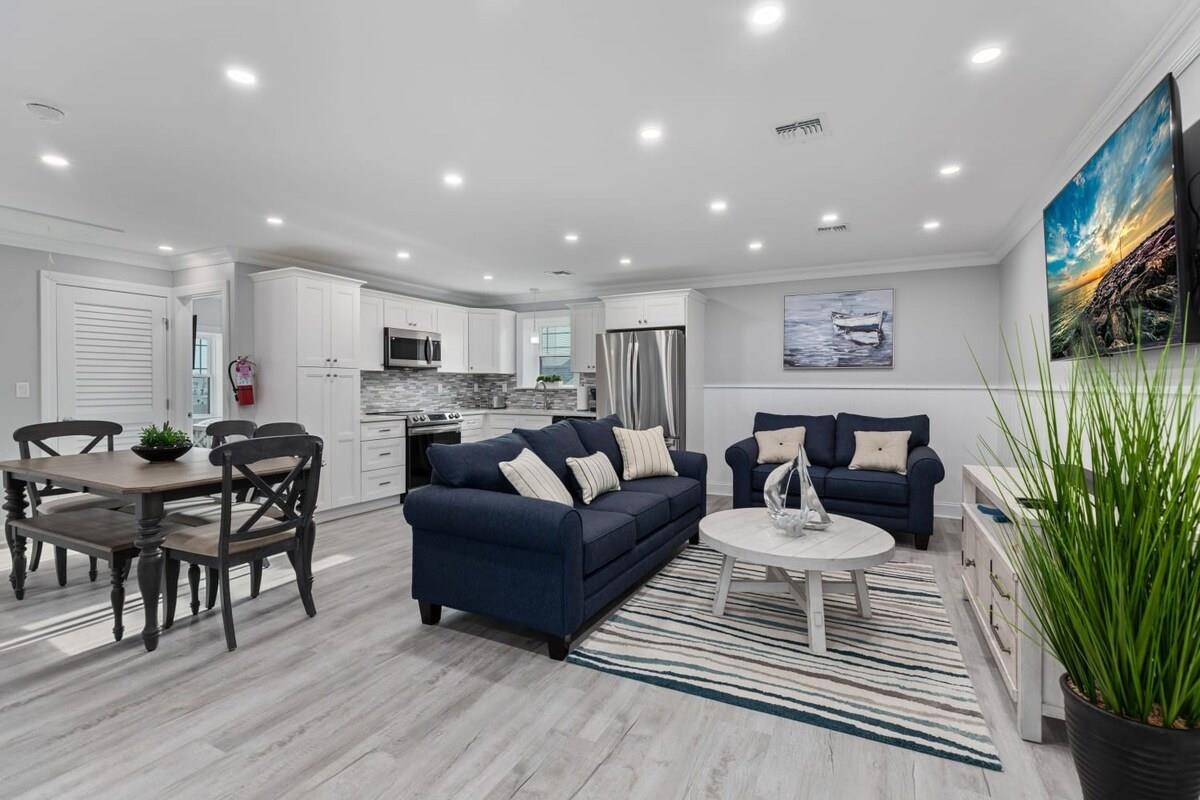 204 E Primrose Road 104
