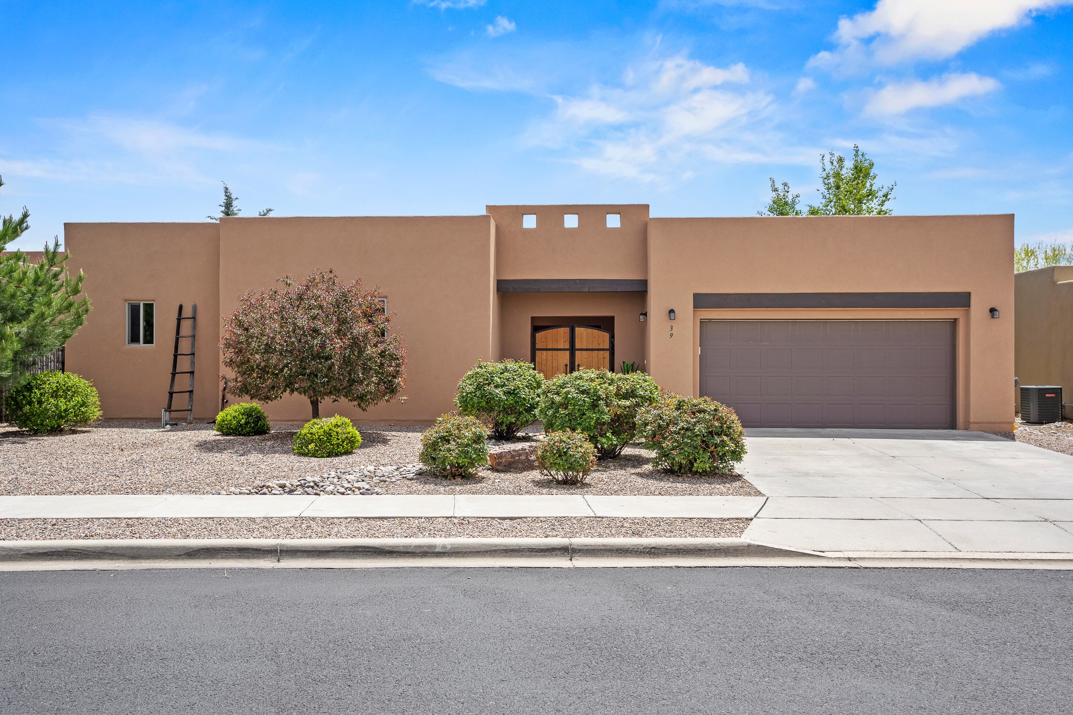 Santa Fe, New Mexico 87508, United States, 3 Bedrooms Bedrooms, ,3 BathroomsBathrooms,Residential,Pending,124692